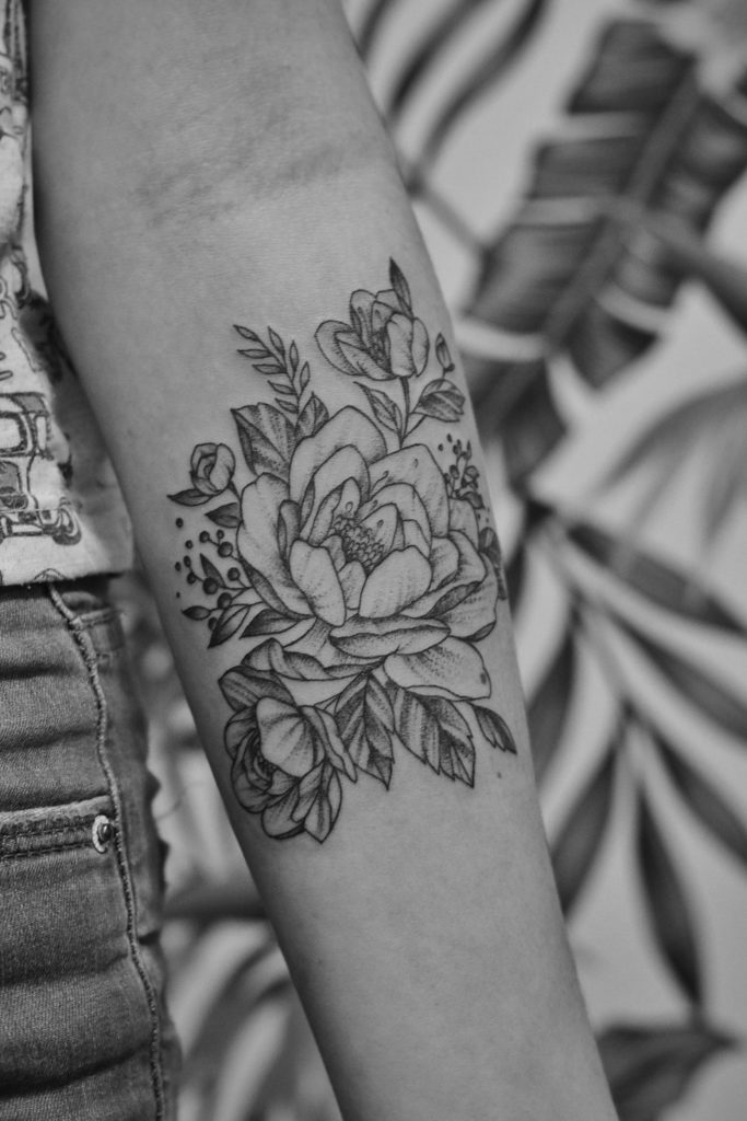 tatouage de fleur sur avant bras