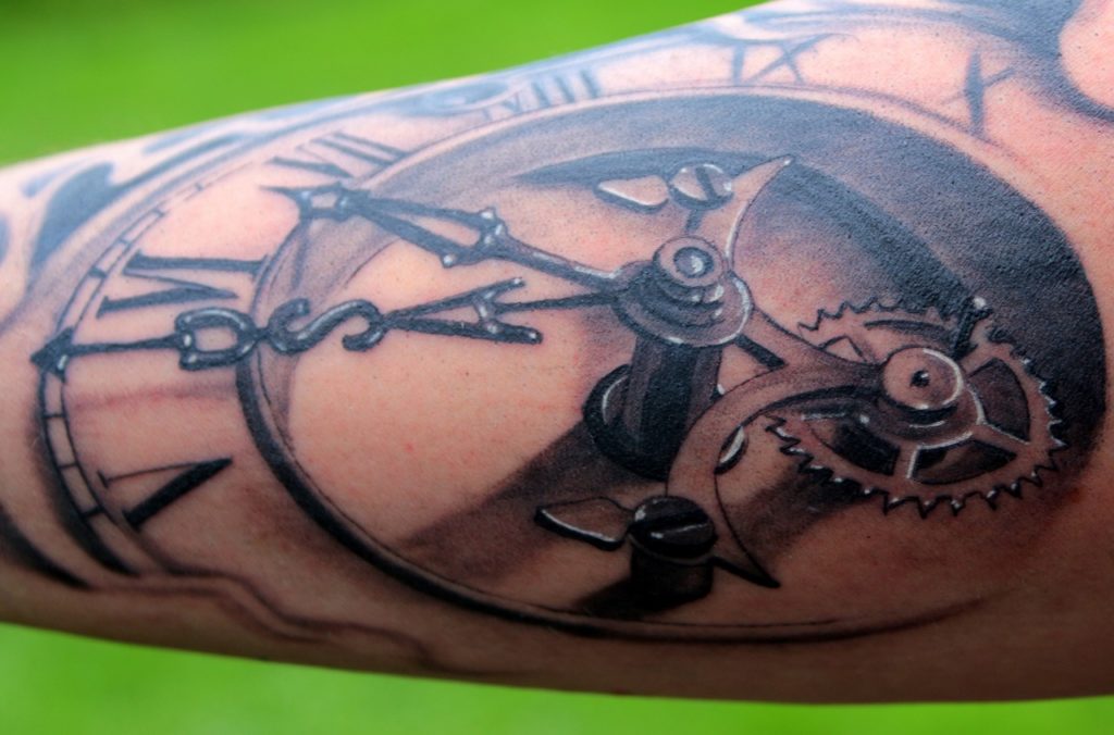 tatouage d'une horloge